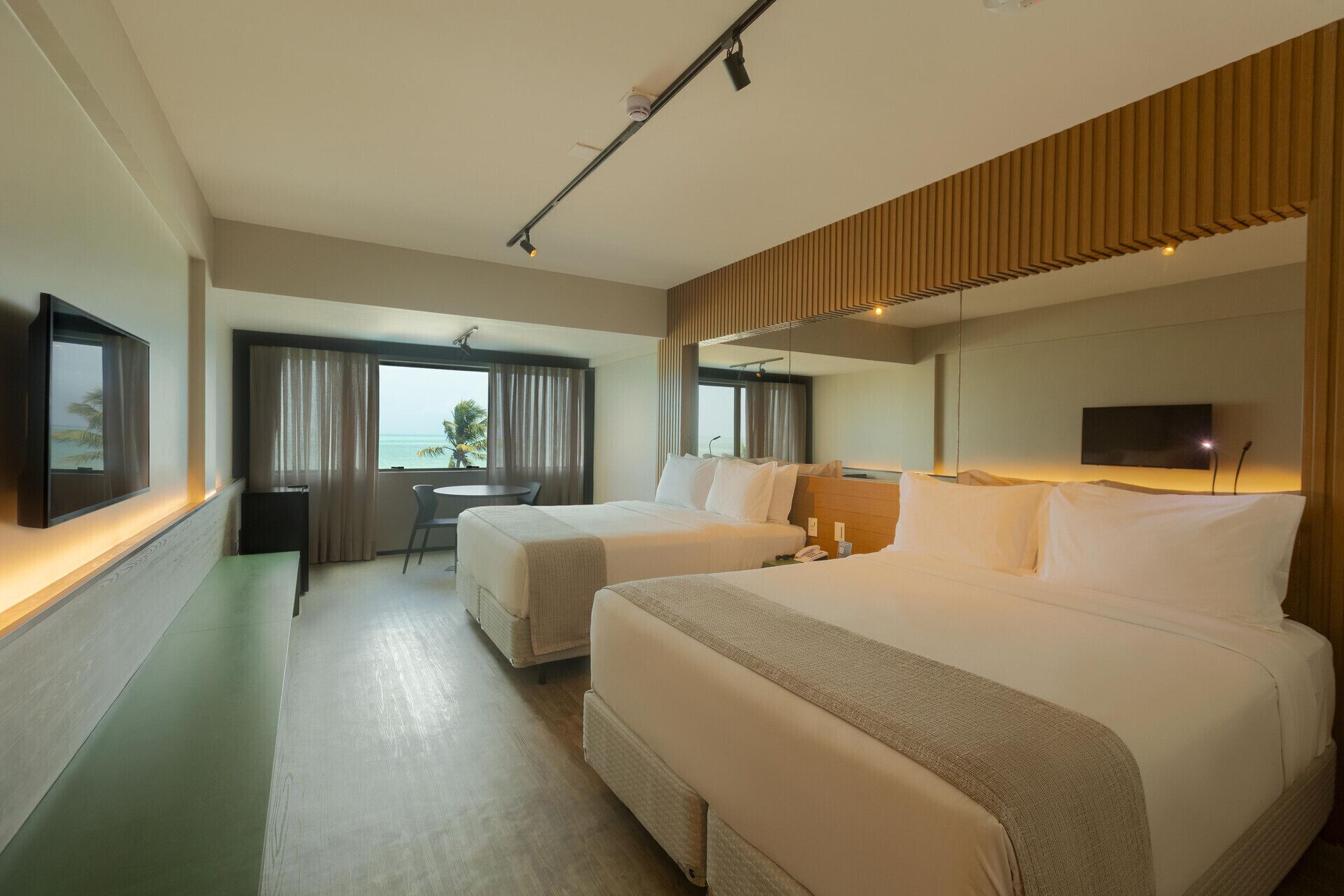 มินิบาร์, ตู้นิรภัยในห้องพัก, ห้องเก็บเสียง, Wi-Fi ฟรี