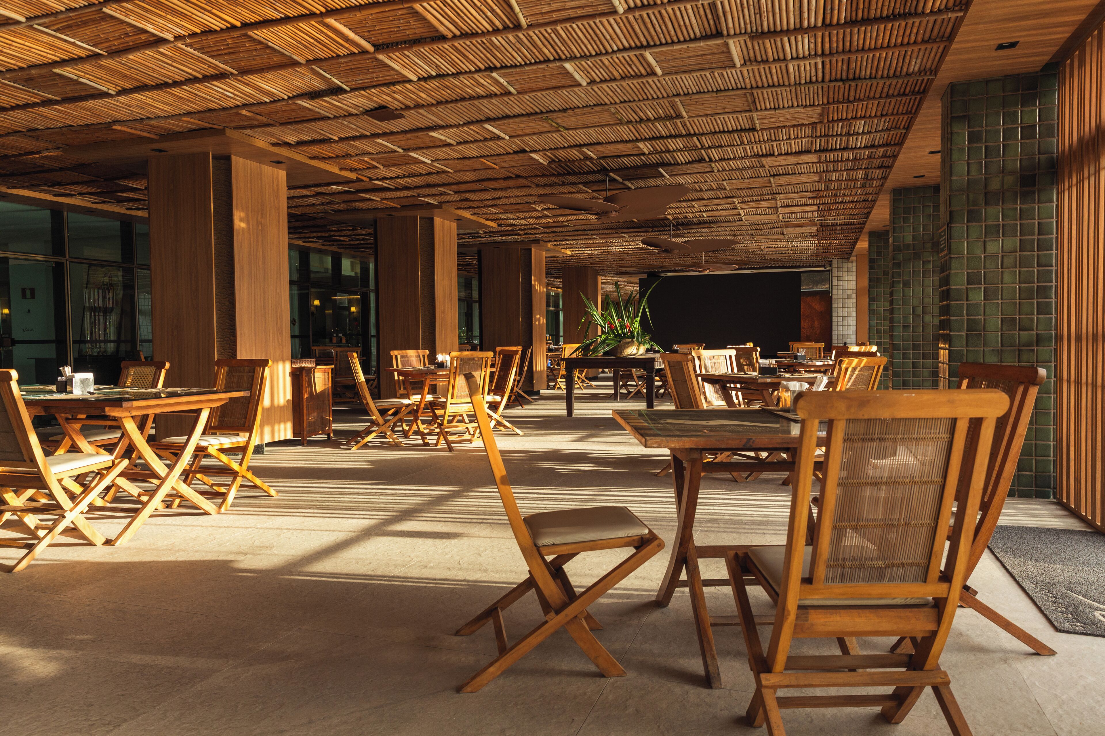 2 restaurantes, café da manhã, culinária internacional