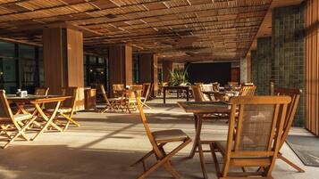 2 restaurants, breakfast, lunch, dinner served; international cuisine