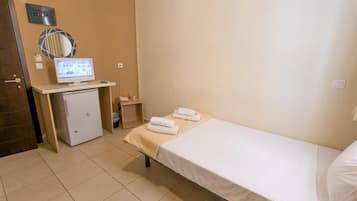 Chambre Simple Ăconomique, 1 lit une place | Fer et planche Ă repasser, Wi-Fi gratuit, draps fournis