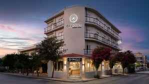 Et hotel med moderne design, med altaner og et tydeligt CityPlus logo.