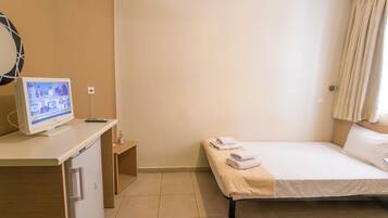 غرفة اقتصادية للاستخدام الفردي - سرير فردي منفصل | مكواة/لوح كي وواي فاي مجانًا وملاءات أسرّة