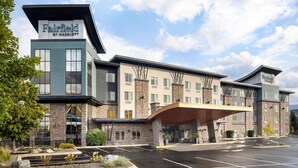 A Fairfield by Marriott hotel with a modern design, featuring a prominent entrance, a covered parking area, and a landscaped front garden. - Fairfield Inn & Suites by Marriott West Kelowna (West Kelowna)