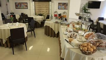 Café da manhã com buffet grátis todos os dias