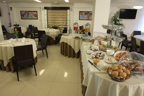 Free daily buffet breakfast - La Costiera Hotel (Giugliano in Campania)