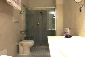 Ducha, artículos de tocador gratuitos, secador de pelo, bidet