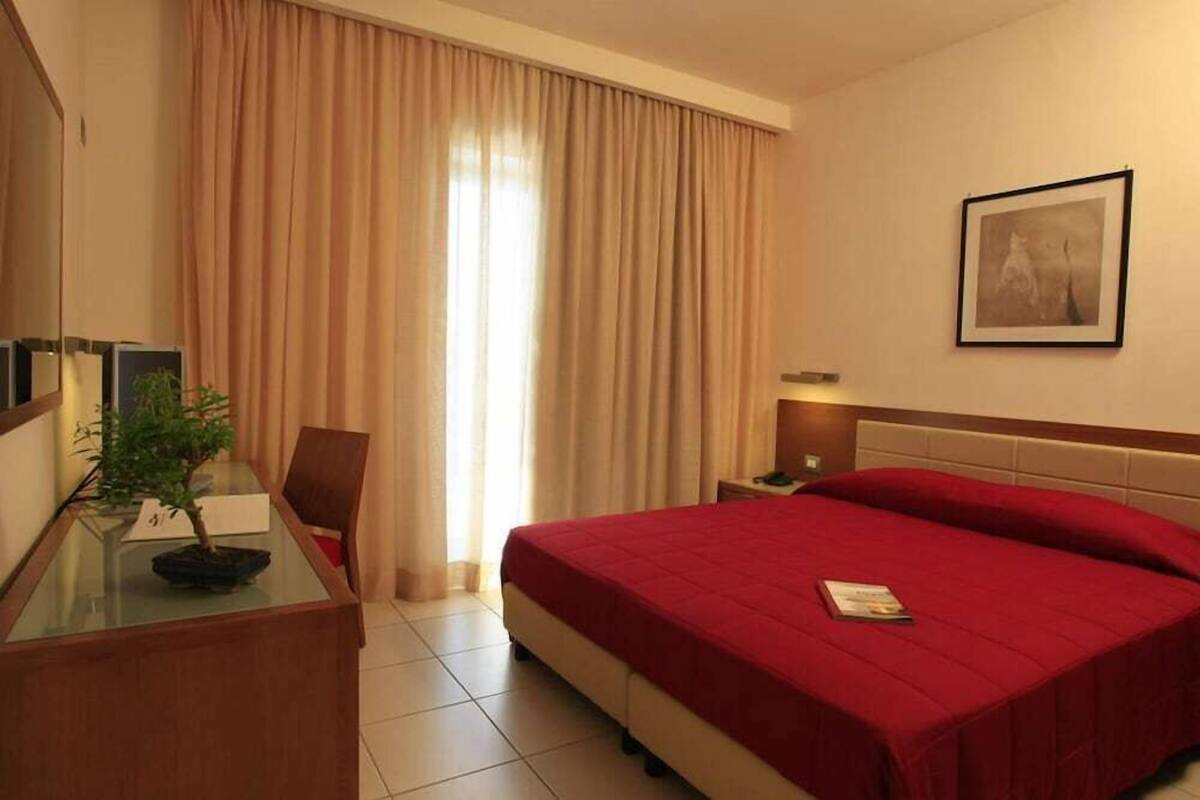 Minibar, in-room safe, desk, WiFi (free)