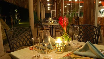 Aamiainen ja lounas; meksikolainen keittiö, näkymät puutarhaan