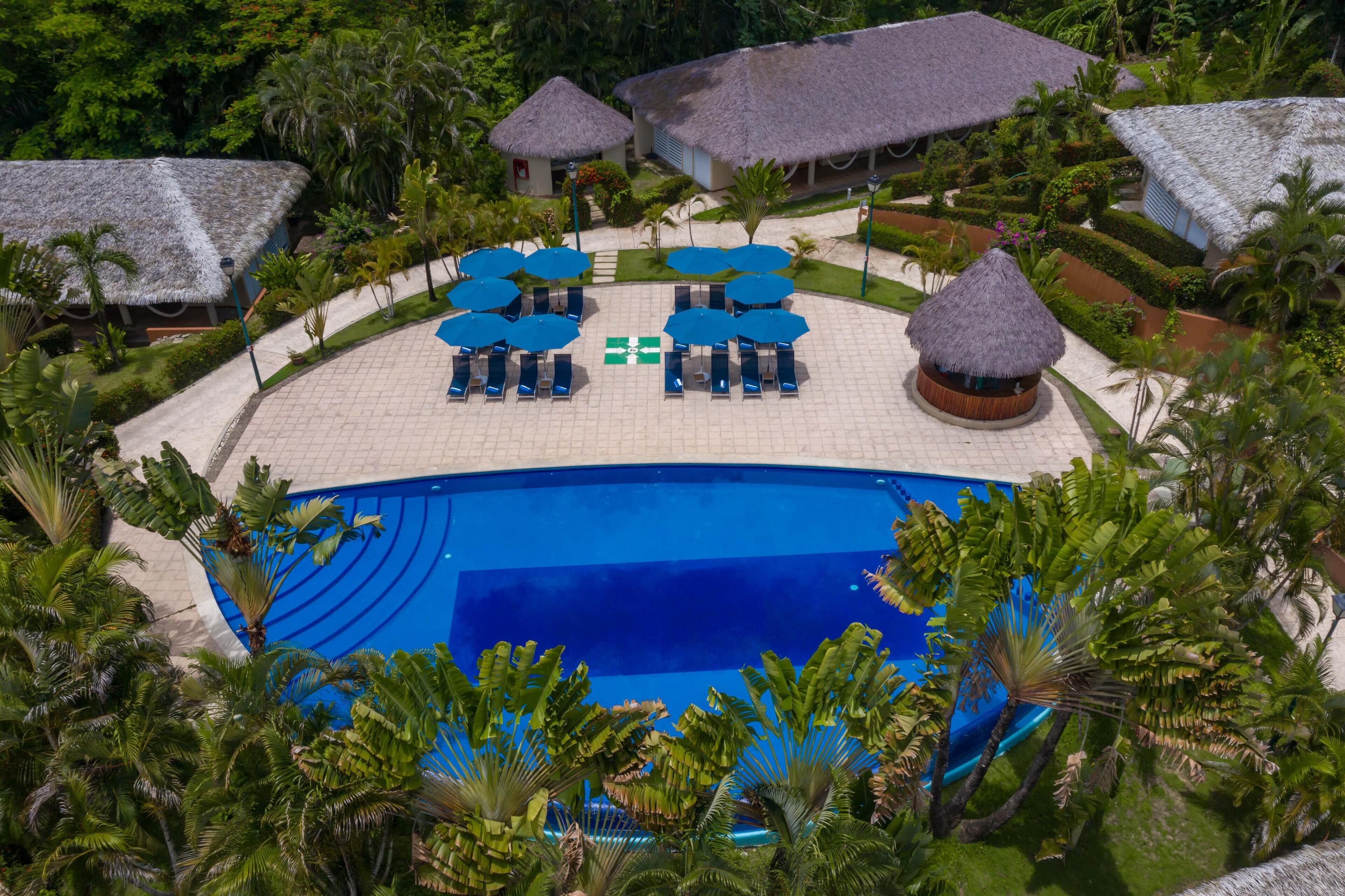 2 albercas al aire libre, sombrillas en la alberca y camastros 