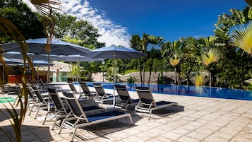 2 albercas al aire libre, sombrillas en la alberca y camastros