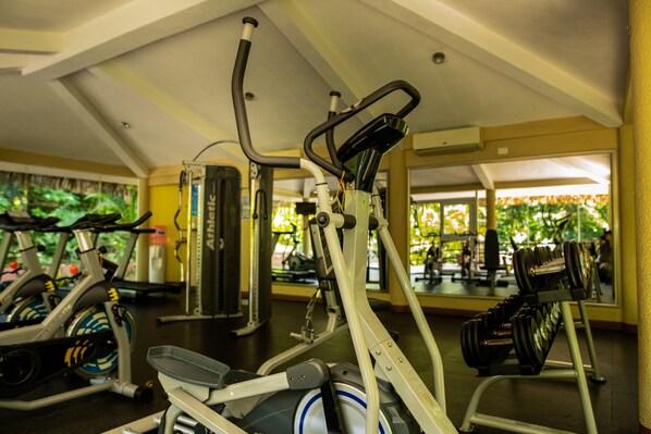 A gym with exercise equipment, including treadmills and a mirrored wall. - Hotel Villa Mercedes Palenque (Palenque)