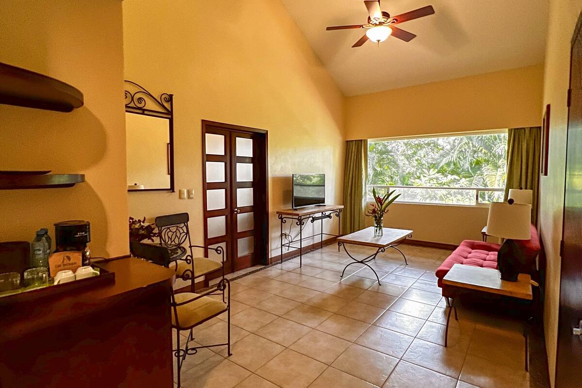 suite | living area | 32-inch flat-screen tv with cable channels, tv