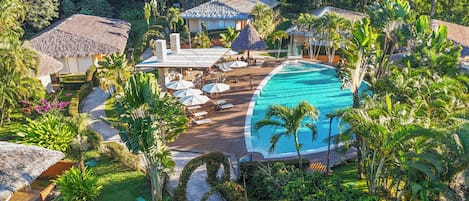 2 piscines extérieures, parasols de plage, chaises longues