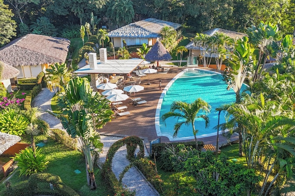 2 piscinas al aire libre, sombrillas, sillones reclinables de piscina