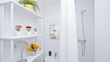 Habitación superior con 1 cama doble o 2 individuales | Baño | Ducha, artículos de higiene personal de diseño y secador de pelo