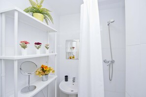 Superior Double or Twin Room | Bathroom | Shower, designer toiletries, hair dryer, towels - Barcelona City North (Barcelona)