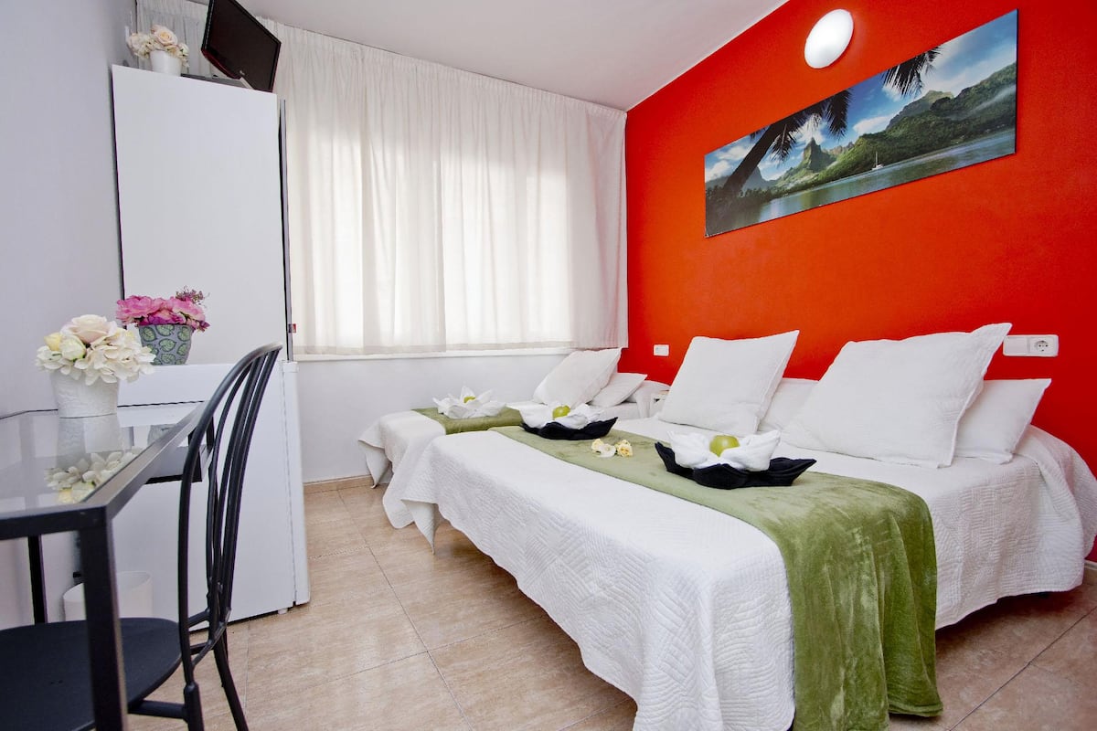 Habitación superior con 1 cama matrimonial o 2 individuales | Escritorio, espacio para trabajar con laptop y cortinas blackout