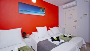 Escritorio, espacio para trabajar con laptop y cortinas blackout 