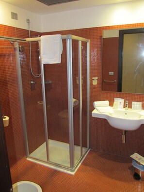 Standard Double or Twin Room | Bathroom