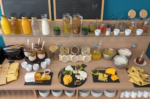 Desayuno buffet diario (EUR 14 por persona)
