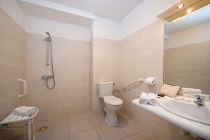 Combined shower/tub, hair dryer, towels