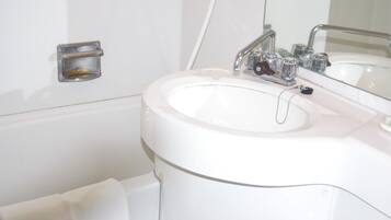 Separat badekar og dusj, toalettartikler (inkludert) og hårføner