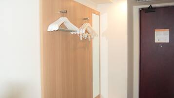 Bureau, espace de travail pour ordinateur portable, rideaux occultants