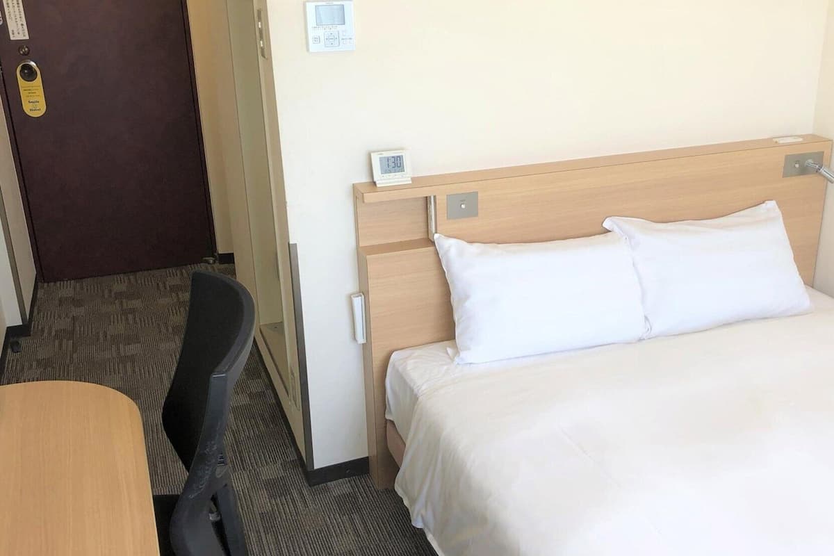 Escritorio, espacio para trabajar con un portátil, cortinas opacas