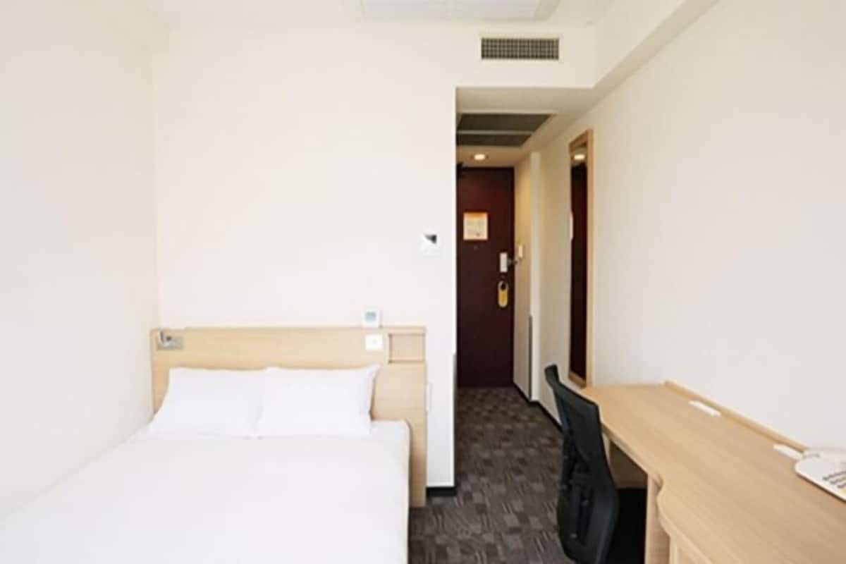 Escritorio, espacio para trabajar con laptop y cortinas blackout