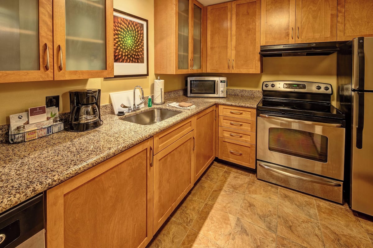suite, 1 double bed | private kitchen | full-sized fridge, microwave, stovetop, dishwasher