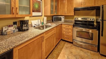 Suite, 1 Double Bed, Non Smoking | Private kitchen