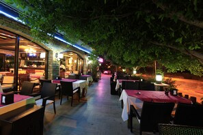 2 restaurants; breakfast and dinner served - Leda Beach Hotel (Manavgat)