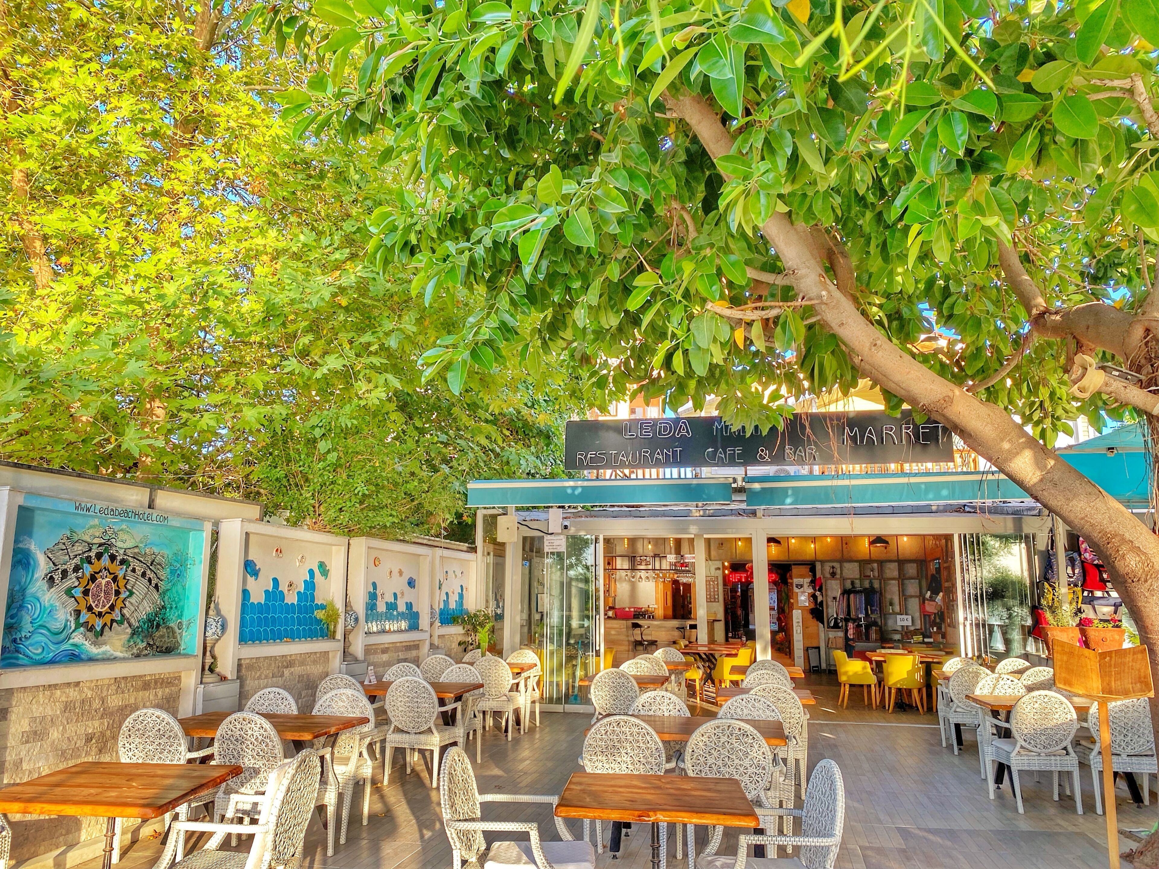 2 restaurants, breakfast served