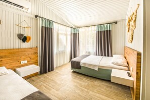 Driepersoonskamer | Een minibar, gratis babybedden, extra bedden (toeslag), wifi (toeslag)