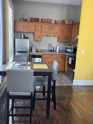 Apartment | Private kitchen | Coffee/tea maker - The Queen Anne Inn (Augusta)