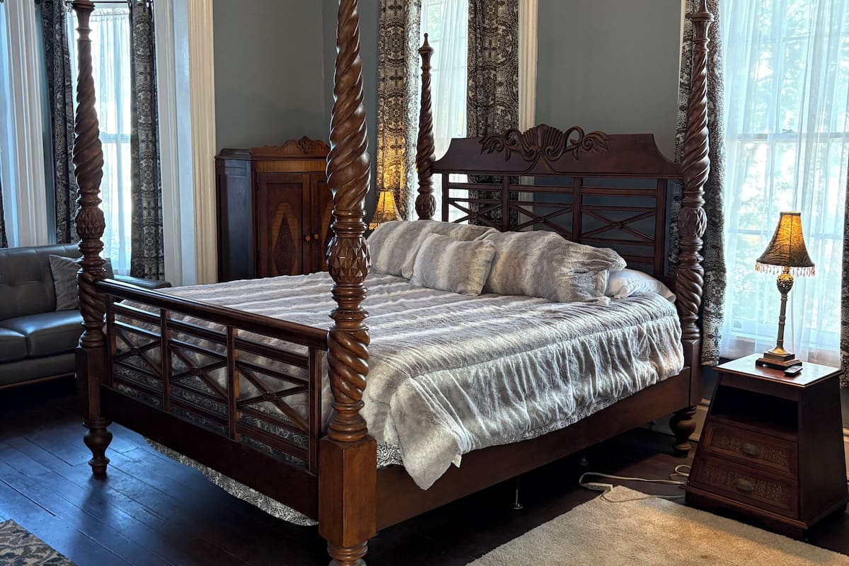 Romantic Room | Down comforters, iron/ironing board, WiFi, bed sheets