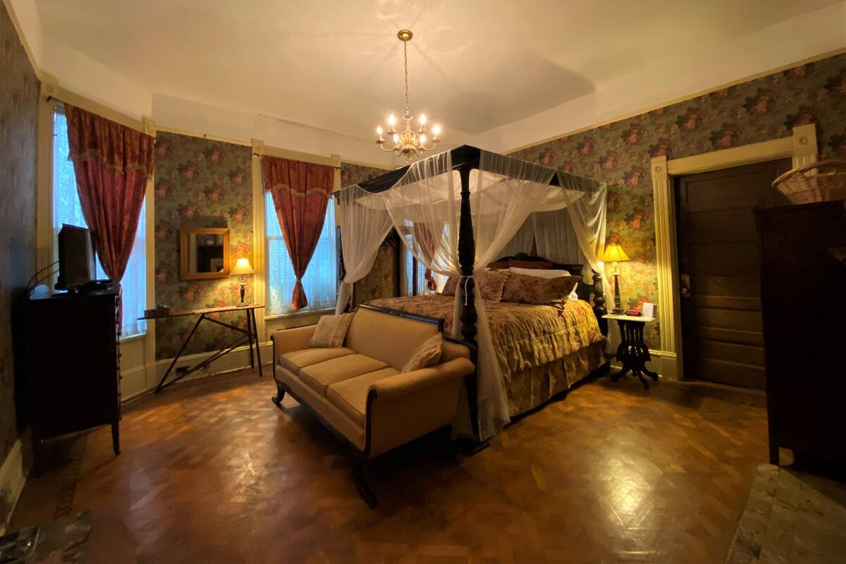 Deluxe Room | Down comforters, iron/ironing board, WiFi, bed sheets