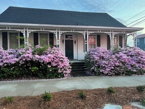 Exterior - The Queen Anne Inn (Augusta)