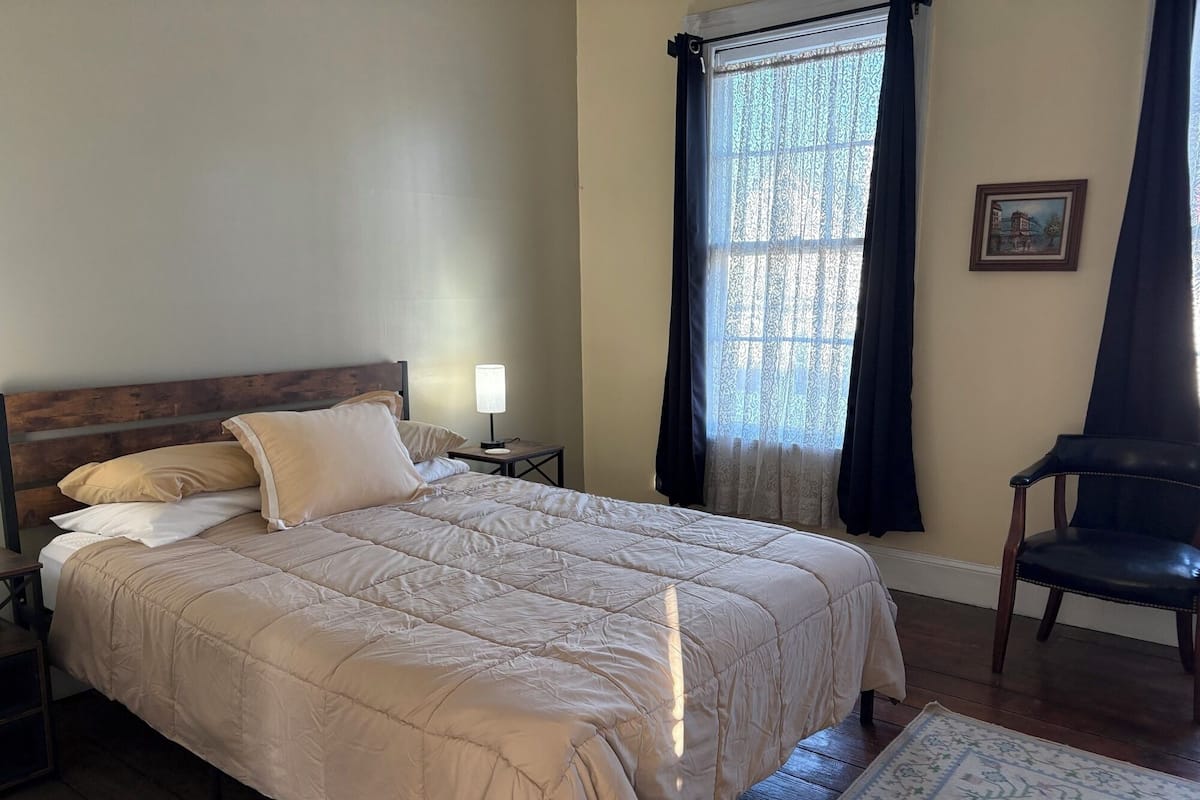 Apartment | Down comforters, iron/ironing board, WiFi, bed sheets