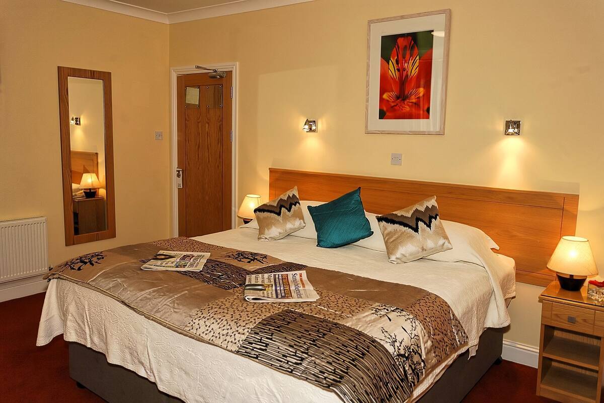 Double Room | Hypo-allergenic bedding available, in-room safe, iron/ironing board