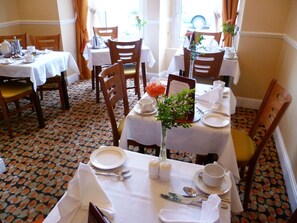 Desayuno a la carta (EUR 14 por persona) 