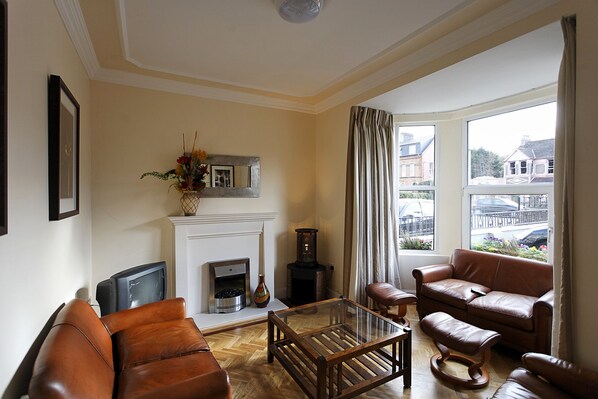 Departamento, 1 habitación | Área de sala de estar | Televisión 