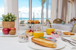 Desayuno buffet diario (EUR 15 por persona)