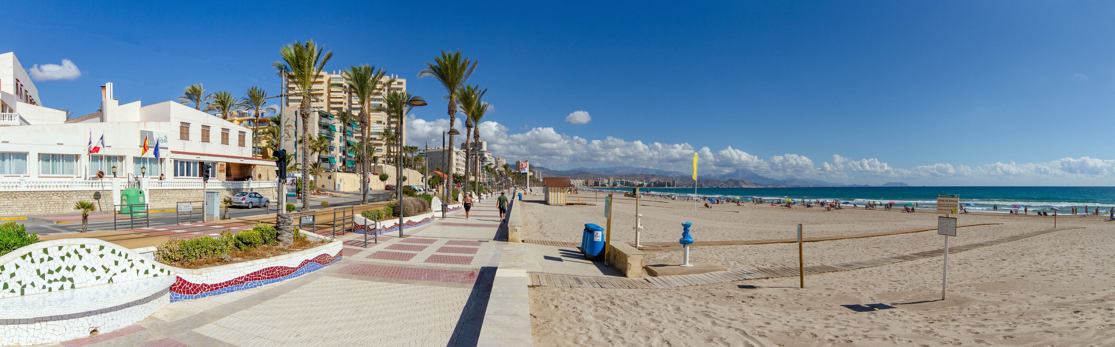 Una playa cerca, arena blanca