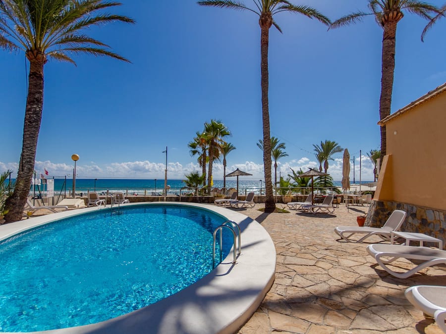 AuĂenpool, geöffnet von 10:30 Uhr bis 20:00 Uhr, LiegestĂŒhle