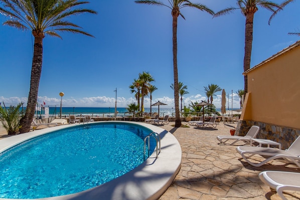 Outdoor pool, open 10:30 AM to 8 PM, sun loungers - Hostal San Juan (El Campello)