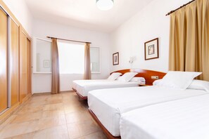 Blackout curtains, free WiFi, bed sheets - Hostal San Juan (El Campello)