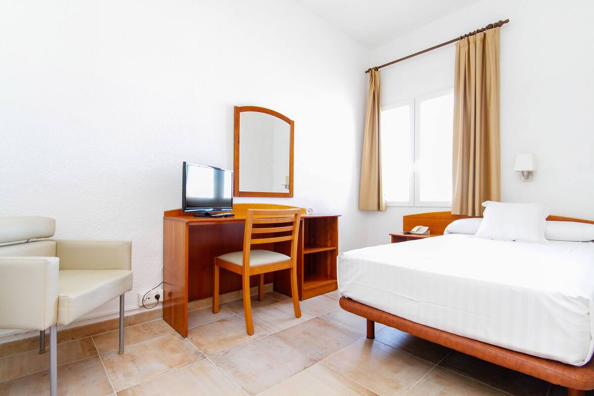 Cortinas blackout, wifi gratis y ropa de cama 