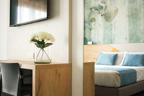 Minibar, coffres-forts dans les chambres, bureau