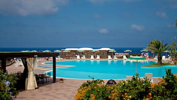 Piscine extérieure, parasols de plage, chaises longues